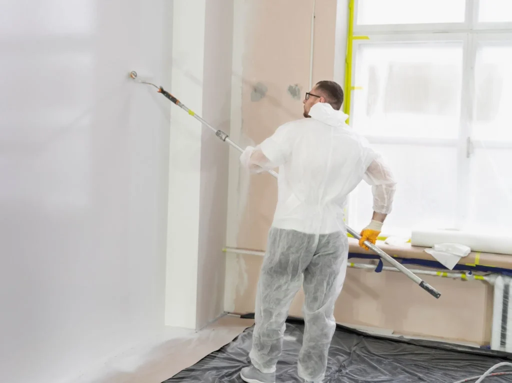 Pintura decorativa en salón moderno con acabados finos